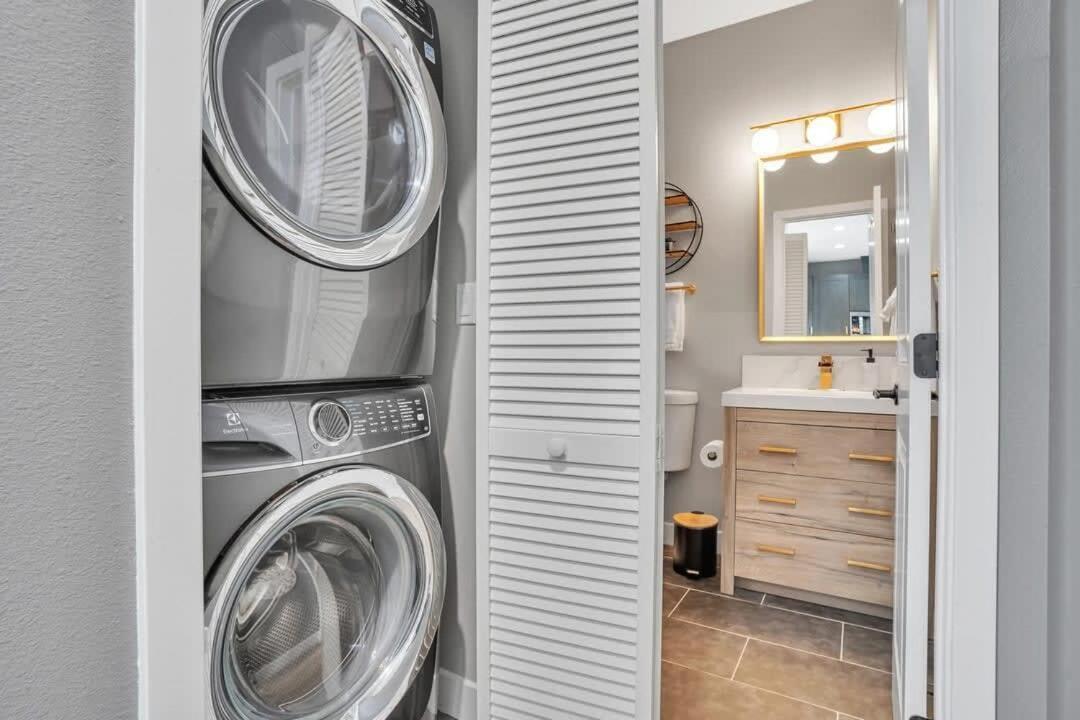 Professionals-Restaurants-Fastwifi-A C-Desk- Pets Apartment Сан Диего Екстериор снимка